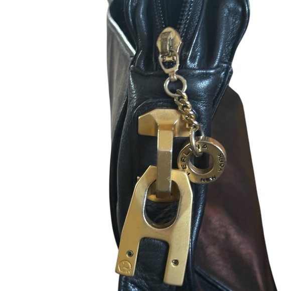 Perlina Black Shoulder Bag with Adjustable Strap and Zipper Closure - Picture 8 of 10